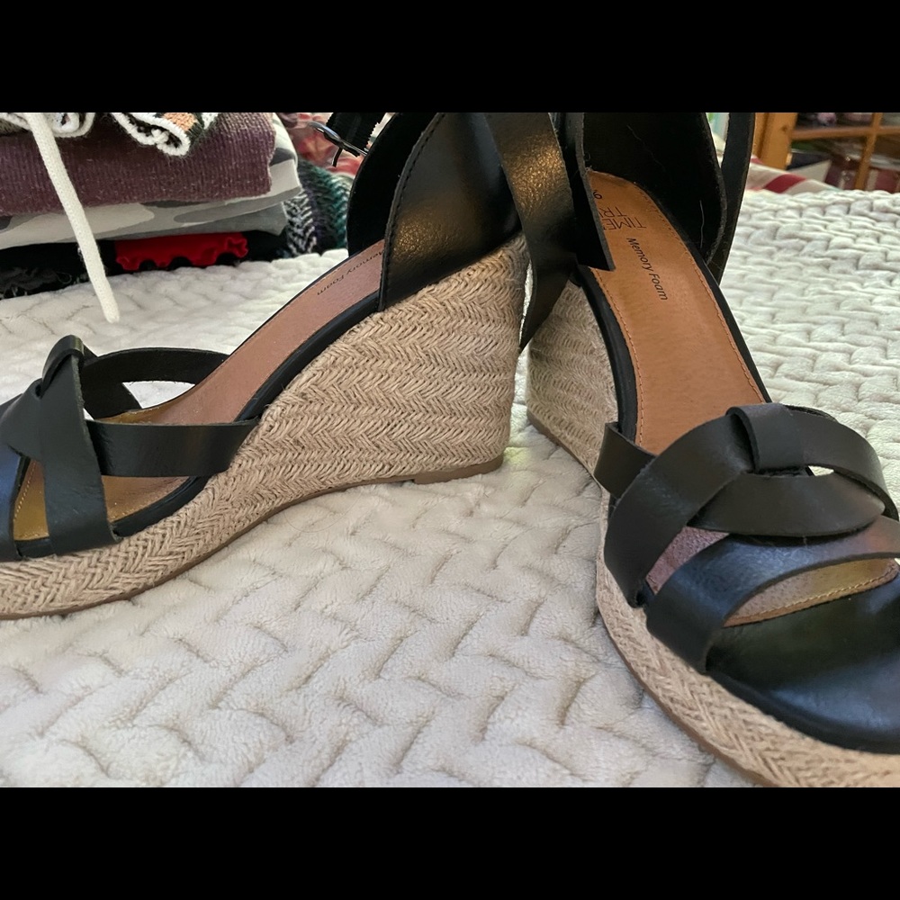 Time and tru black wedges brand new never worn